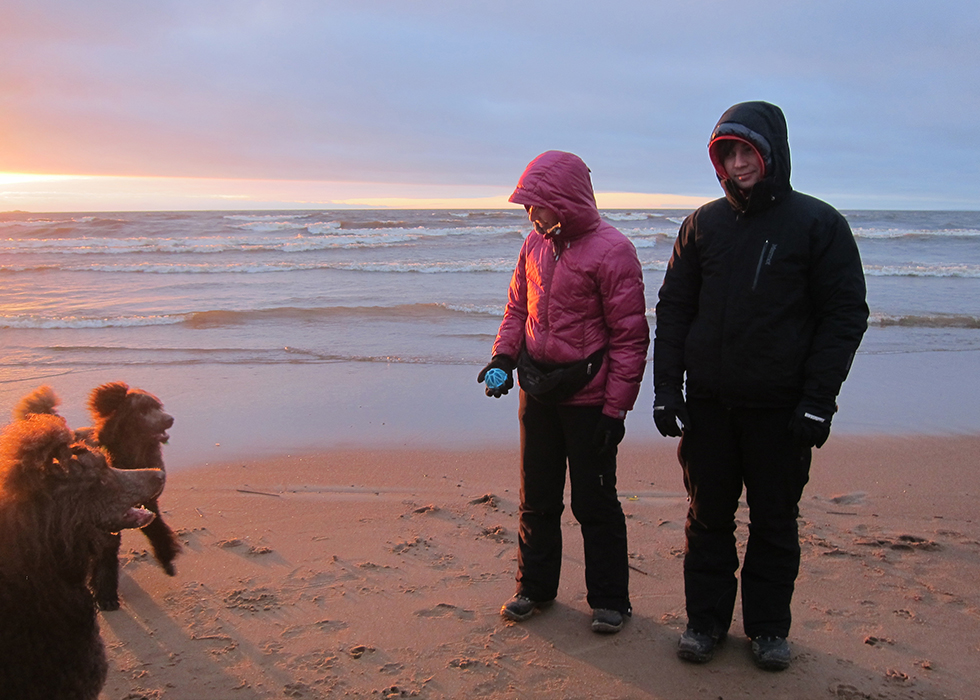 Мы с папой Нестором, моими хозяевами и мячиком на Финском заливе на закате.
