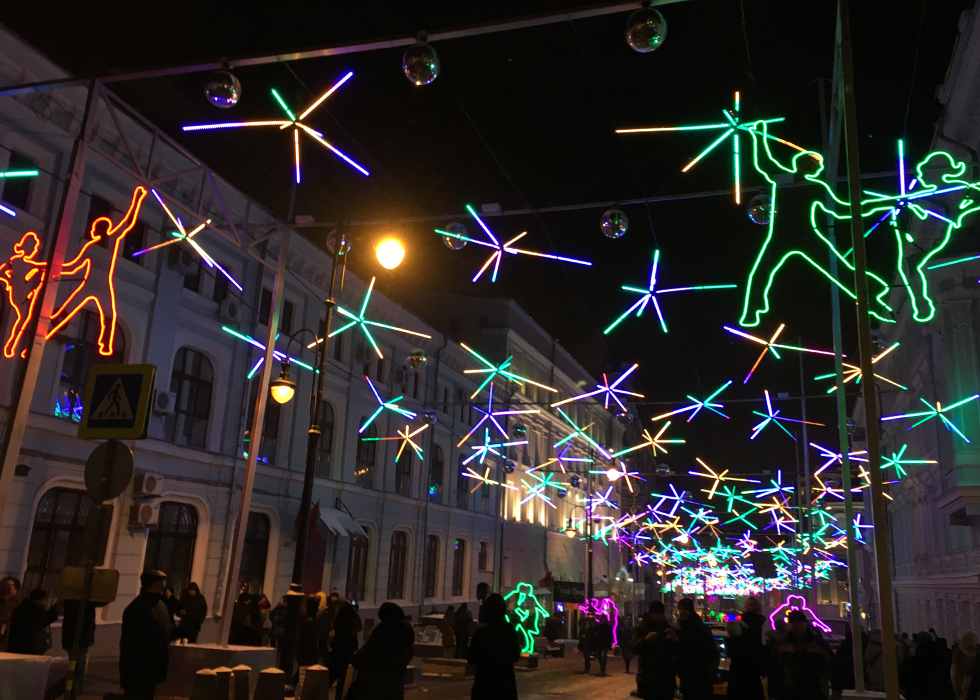 По-новогоднему украшенная улица Большая Дмитровка в Москве.