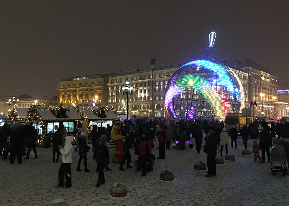 По-новогоднему украшенная Манежная площадь в Москве.