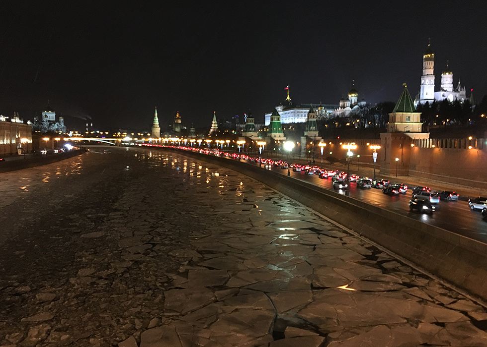 Вид на Кремлевскую набережную зимой в Москве.