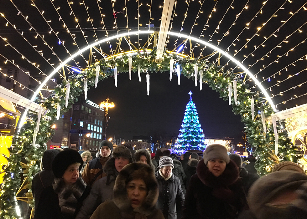 По-новогоднему украшенный Новопушкинский сквер в Москве.