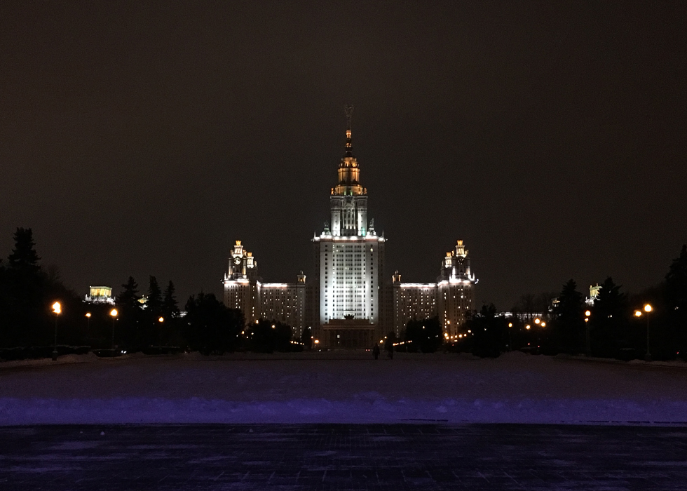 Здание МГУ вечером зимой в Москве.