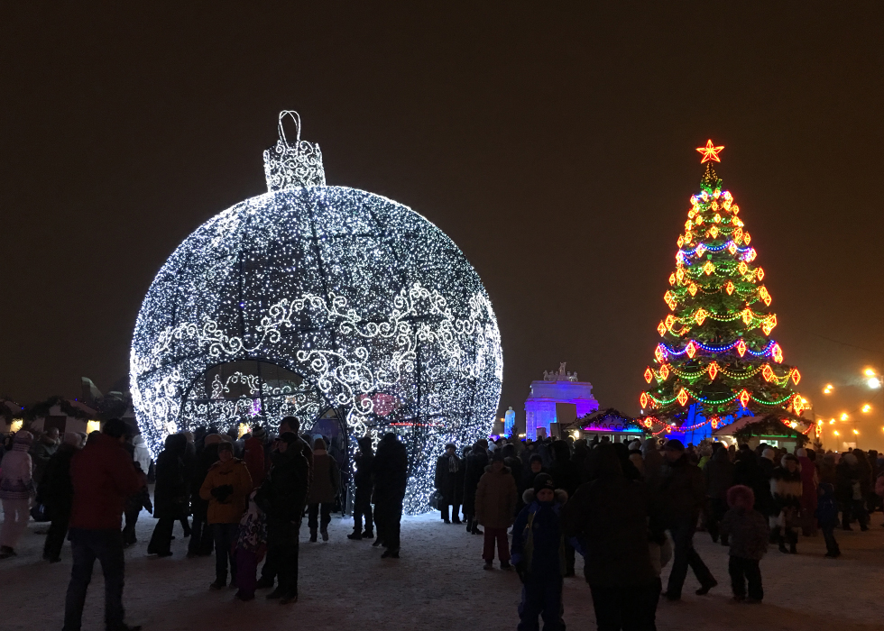 Ёлка и шар в парке Победы в Москве.