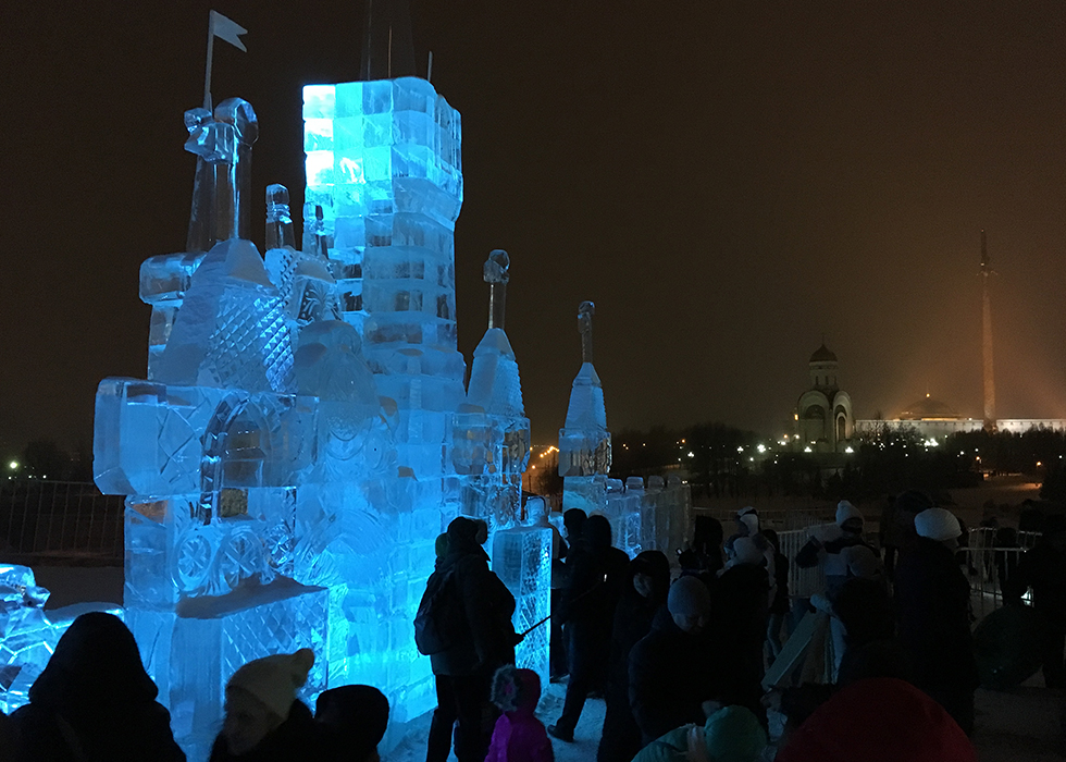 Замок изо льды в парке Победы в Москве.