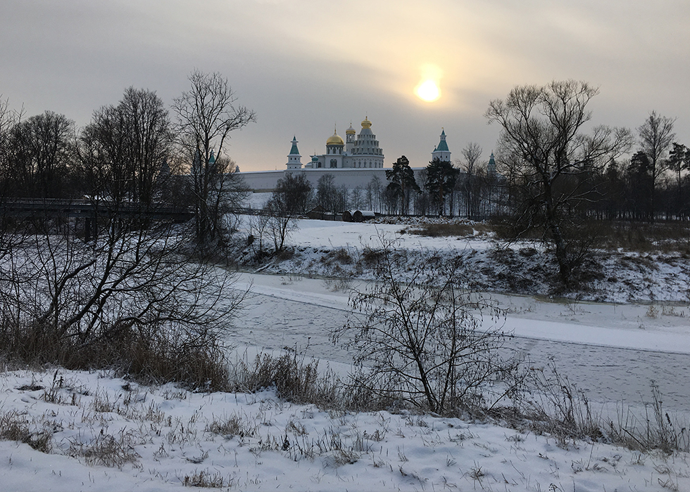 Вид на Новоиерусалимский монастырь зимой с берега реки Истры.