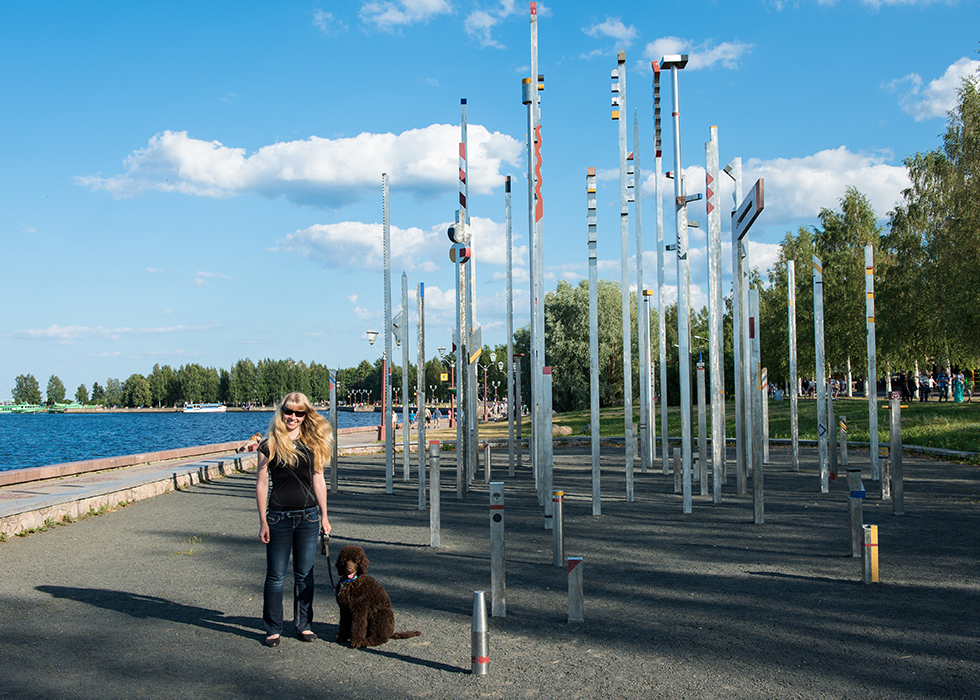 Мы с хозяйкой на набережной в Петрозаводске у скульптуры «Тюбингенское панно».