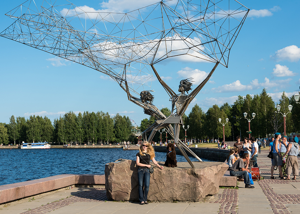 Мы с хозяйкой на набережной в Петрозаводске у скульптуры «Рыбаки».
