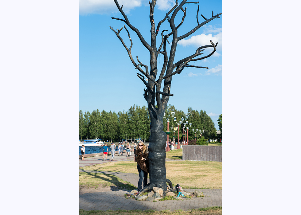 Мы с хозяйкой на набережной в Петрозаводске у скульптуры «Дерево желаний».