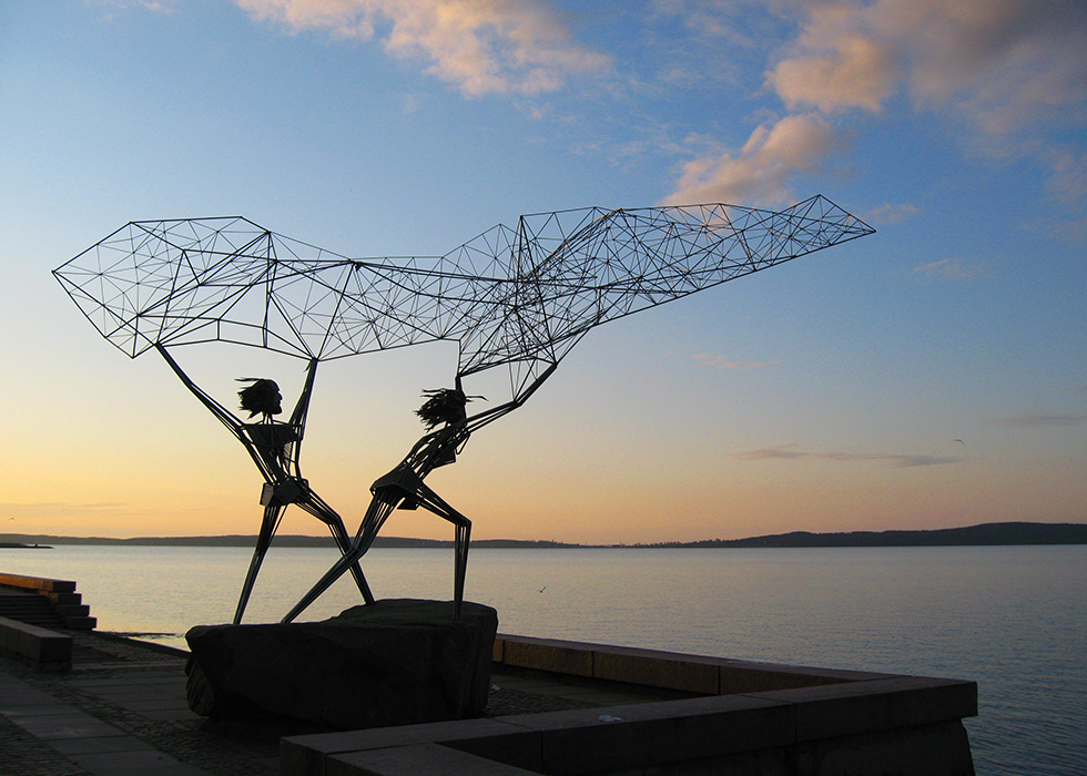 Скульптура «Рыбаки» на закате на набережной в Петрозаводске.