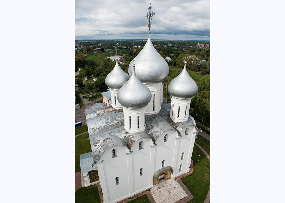Вид на Софийский собор с колокольни в Вологде.