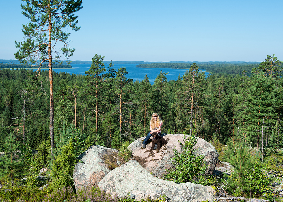 Мы с хозяйкой на скалах в Финляндии.