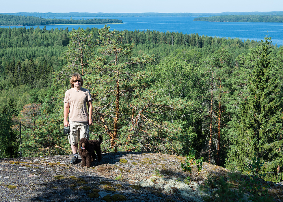 Мы с хозяином на скалах в Финляндии.