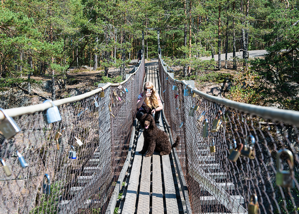 Мы с хозяйкой мосту в Национальном парке Реповеси в Финляндии.