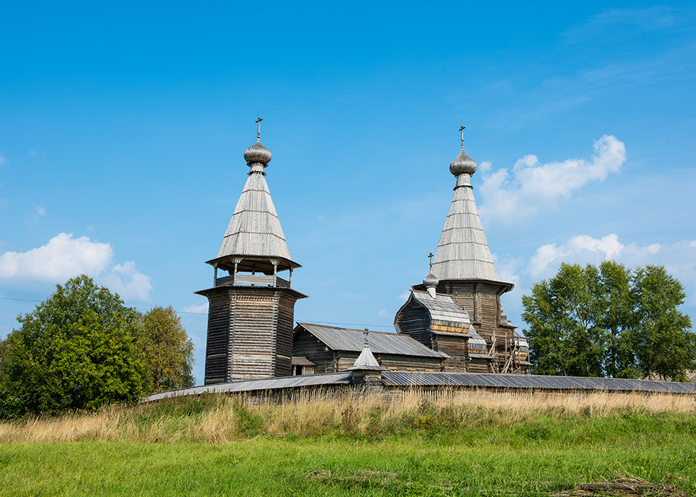 Две церкви и колокольня в деревне Филипповская в Кенозерском национальном парке.