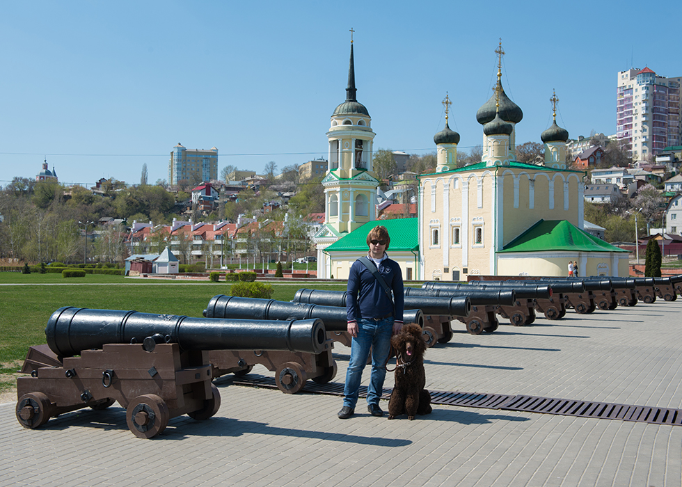 Мы с хозяином на набережной в Воронеже на фоне Успенского Адмиралтейского храма.