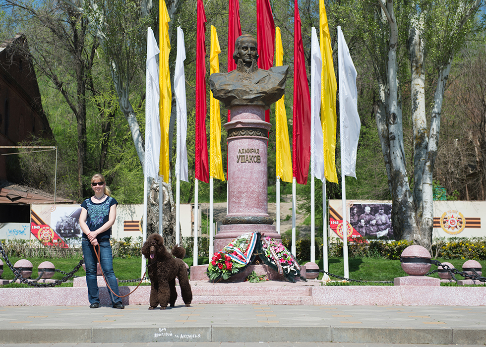 Мы с хозяйкой и памятником адмиралу Ушакову в Ростове-на-Дону.