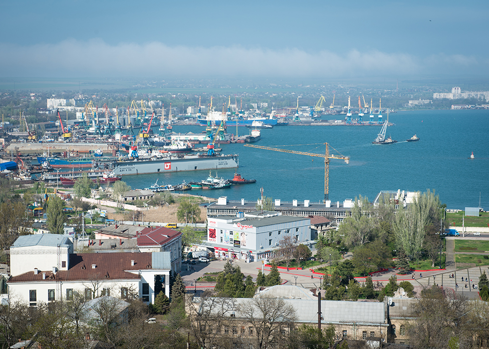 Вид на Керченский морской торговый порт с горы Митридат.