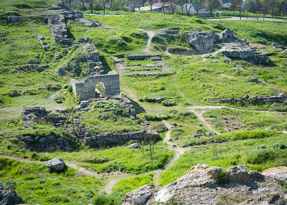 Вид на античный город Пантикапей на горе Митридат в Керчи.