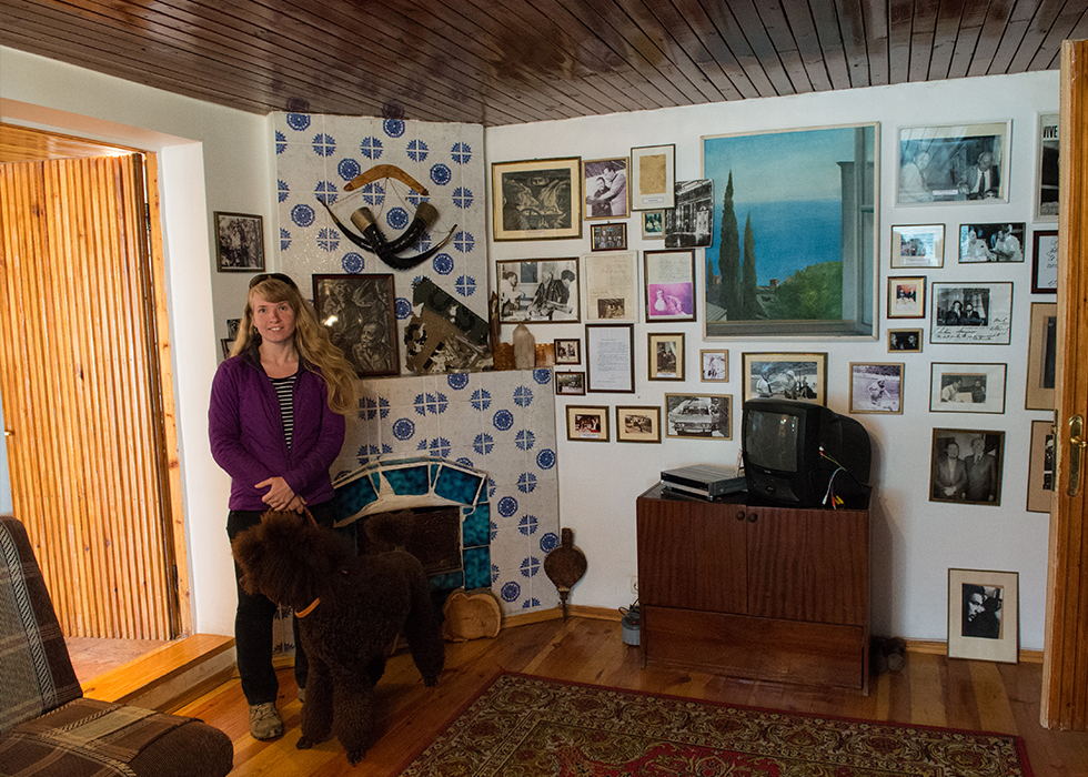 Мы с хозяйкой в доме-музее Юлиана Семенова в Мухалатке.